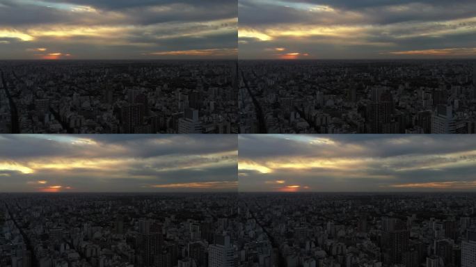 日落时分，无人机在布宜诺斯艾利斯上空飞行，城市轮廓映衬着渐暗的日光