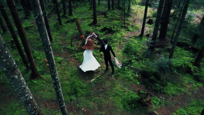 一位红发新娘与新郎在松林中合影