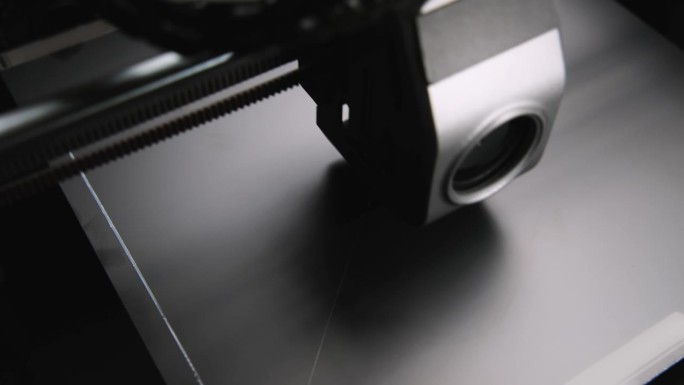 正在运行的电子3D塑料打印机。用白丝3D打印。
