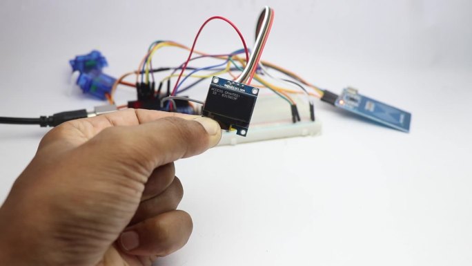 可编程微控制器板原型项目用RFID板轻敲时用标签在OLED模块上显示信息