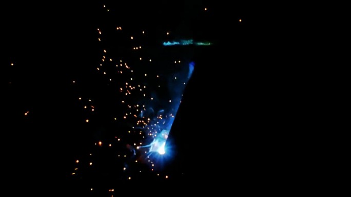 SLO - MO -时间扭曲效应在工业车间使用焊枪工作时火花飞溅