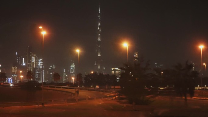 迪拜的夜景。黑暗中的亮光