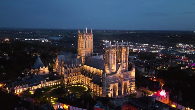 黄昏时分，英国林肯郡标志性的林肯大教堂的航拍无人机视频，照亮了其宏伟的哥特式建筑。