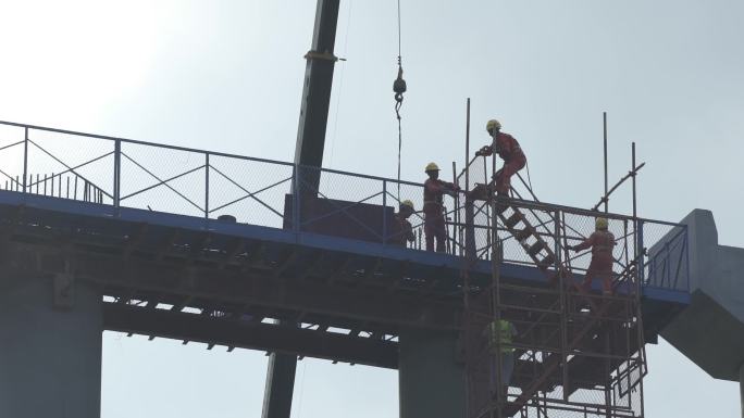 高速公路桥梁建设工地上的工人