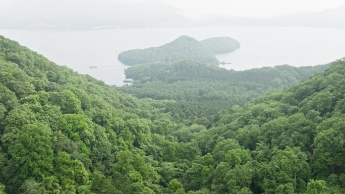 飞越日本北海道地区的山景。令人惊叹的海景。