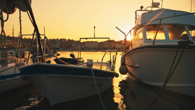 SLO MO Rovinj日出:历史悠久的沿海小镇码头的宁静晨景
