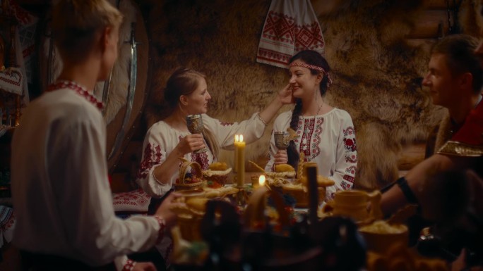 古代斯拉夫文化中相亲仪式的历史再现，餐桌上的农民，4K Prores