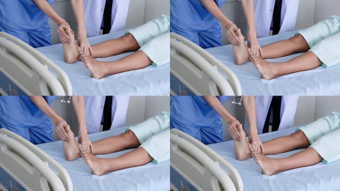 一名整形外科助理正在检查一名躺在医院病床上的西班牙裔妇女的脚踝受伤情况。取下石膏后检查骨头的相容性。