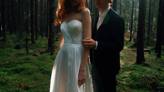 一位红发新娘与新郎在松林中合影