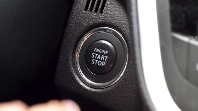 在汽车中，人按启动停止引擎按钮，无钥匙启动