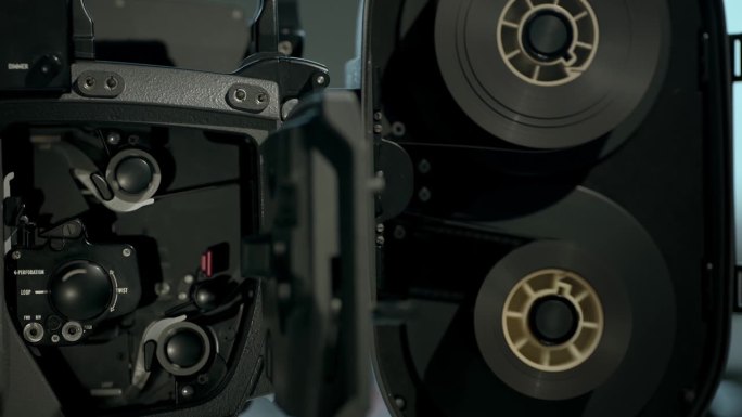 胶片运输通过链轮和穿梭在电影闸门。