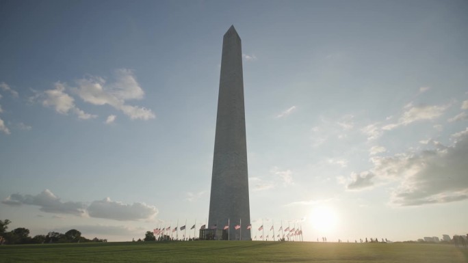 美女慢悠悠地看华盛顿纪念碑的黄金时刻