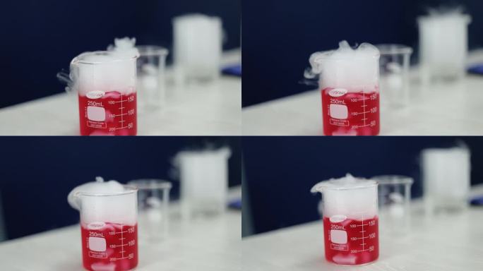 在一个引人注目的慢动作中，一个装满发光红色液体的玻璃烧杯发生了化学变化，白烟卷须升起，体现了科学奇迹