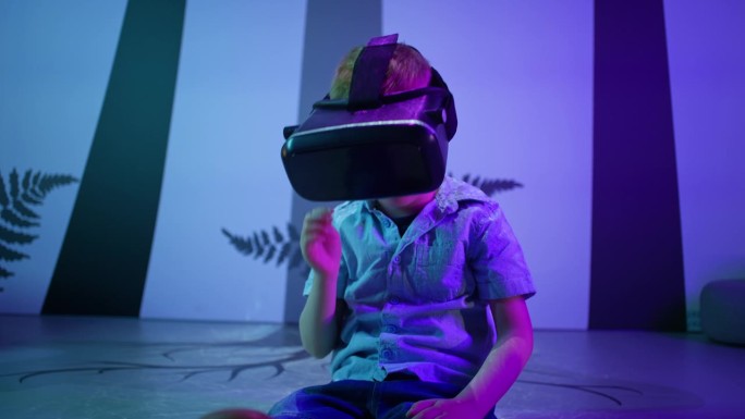 戴着VR眼镜的男孩与人工世界互动，特写镜头