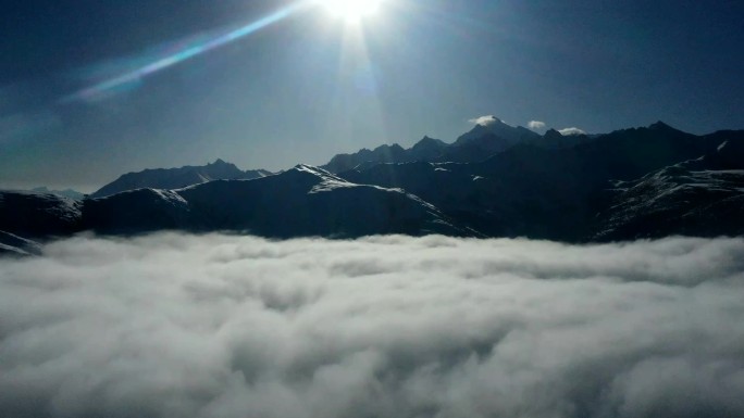 冬季清晨雪山上的云海延时