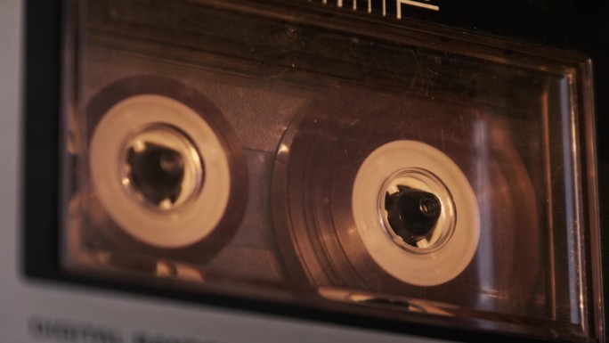 音频磁带回放在复古磁带录音机，透明卷轴与磁带