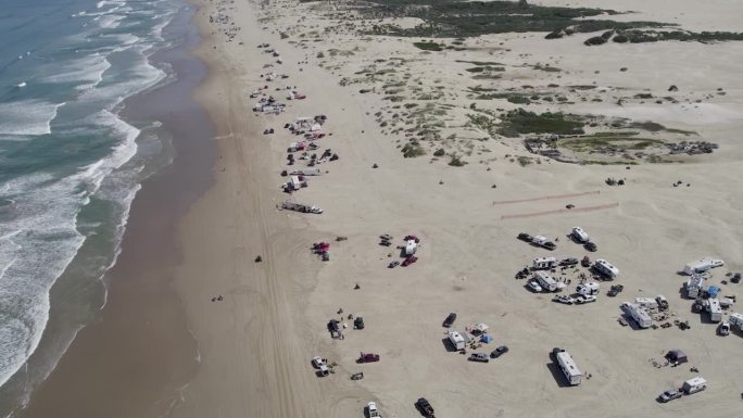 Oceano沙丘的4K无人机拍摄，这是加利福尼亚州皮斯莫海滩以南沿海的OHV越野开放区域。镜头慢慢地