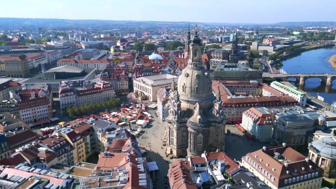 奇妙的空中俯瞰飞行
德累斯顿市妇女教堂德国小镇Frauenkirche，夏日23日晴空万里。超移运动