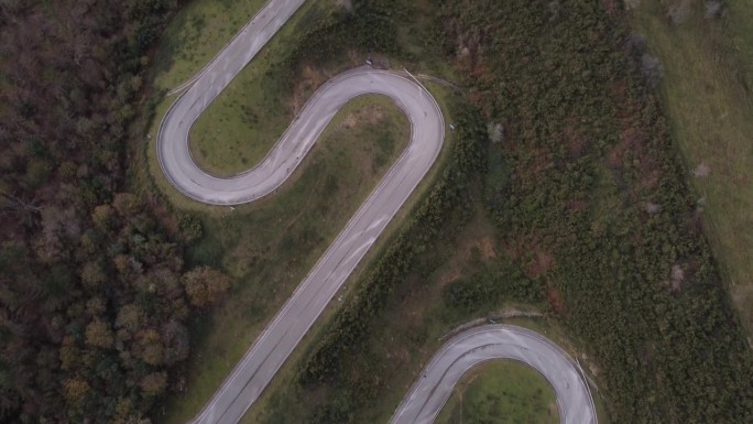 西班牙坎塔布里亚s形公路鸟瞰图。