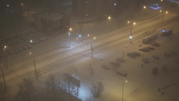 夜景，暴风雪中无人的城市街道。