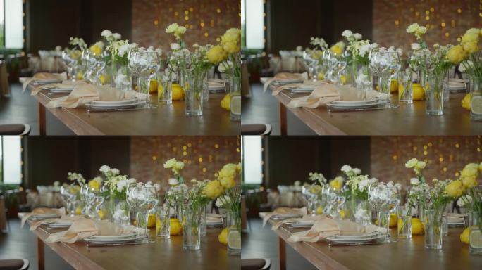 一张用黄白相间的鲜花装饰的婚宴桌