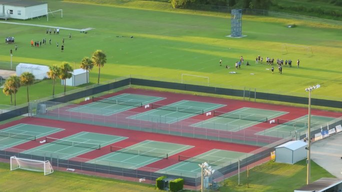佛罗里达州北港，学生们在体育锻炼期间在学校体育场进行美式足球训练