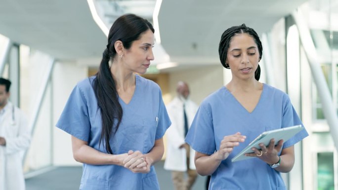 团队合作，平板电脑或护士在医院诊所一起协作的结果。女性、医疗保健或医生阅读在线心脏病学新闻报道、医疗