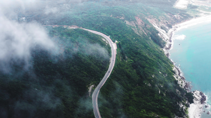 【4K】航拍云雾下的海边公路