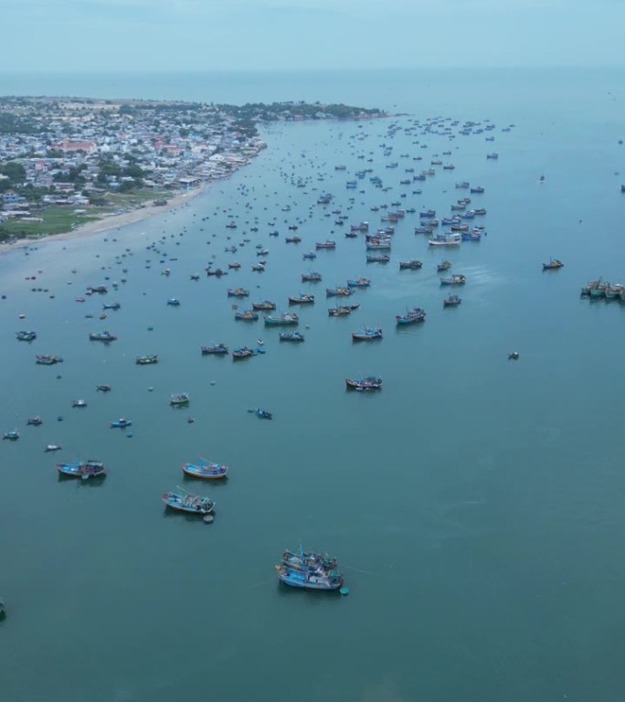 在越南美奈港停泊的传统木制渔船的高无人机镜头