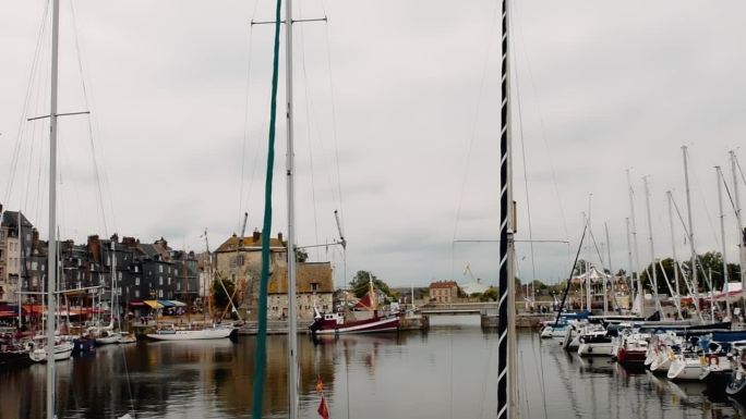 2014年7月，法国洪弗勒尔:夏季的城市港口和住宅