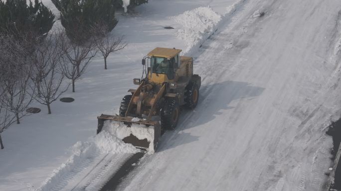 航拍俯瞰威海市双岛湾清雪除冰铲车