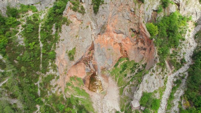 斯洛文尼亚洛加尔山谷的林卡瀑布鸟瞰图