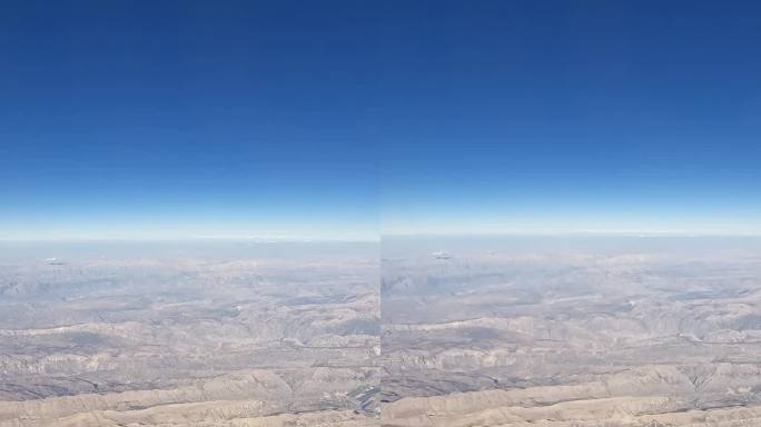 从伊朗上空的飞机窗口俯瞰
