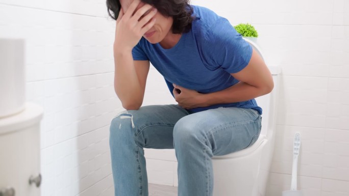 亚洲男人肚子疼蹲马桶蹲厕所盲肠炎阑尾炎