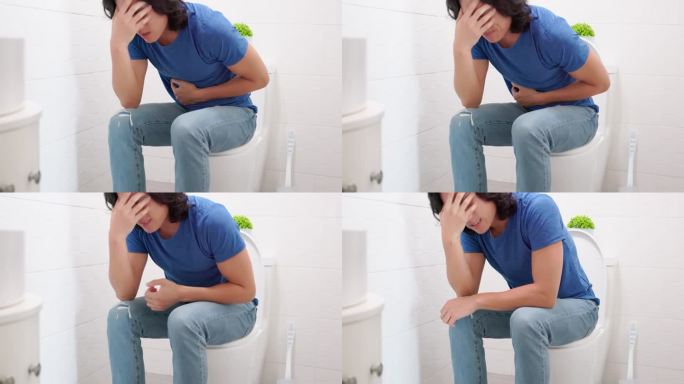 亚洲男人肚子疼蹲马桶蹲厕所盲肠炎阑尾炎
