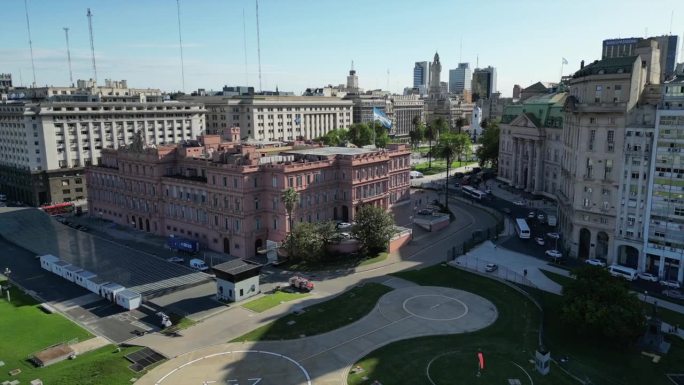 在阿根廷市中心的总统府“粉红房子”上空推出无人机运动