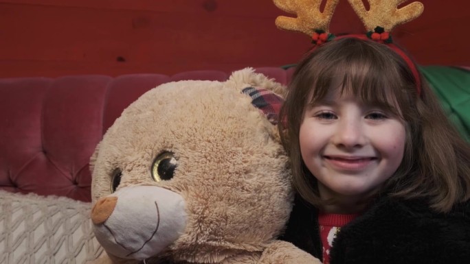 小女孩和她的泰迪熊过了一个快乐的圣诞节