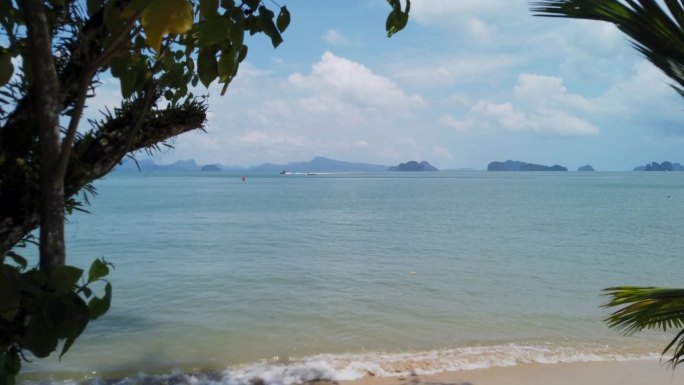 泰国普吉岛夏季海滩的大海和天空