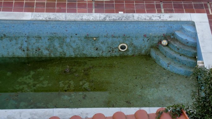 废弃别墅的室外游泳池