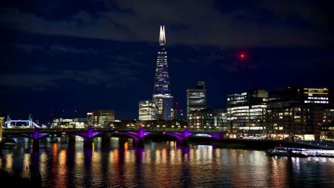 伦敦市中心的夜景，英国。碎片摩天楼等建筑物，泰晤士河上，照明很多