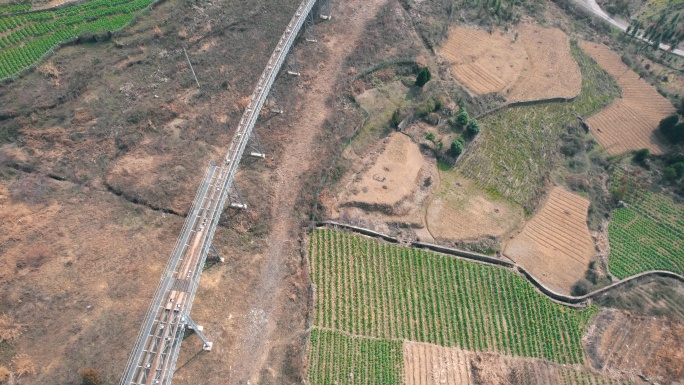 4K湖北恩施大峡谷地面缆车轨道实拍视频