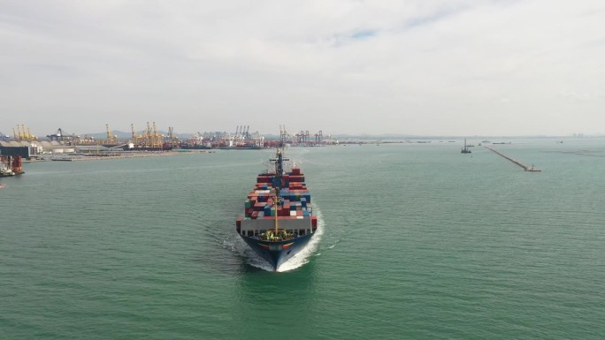 集装箱货船运载集装箱从码头商业港口