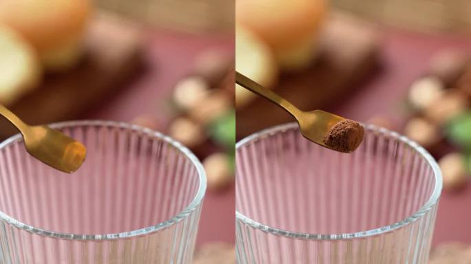 勺子中捞起咖啡粉