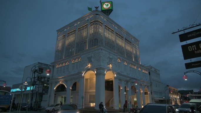 普吉岛旅游胜地之一的老城区，夕阳下的开泰银行大楼