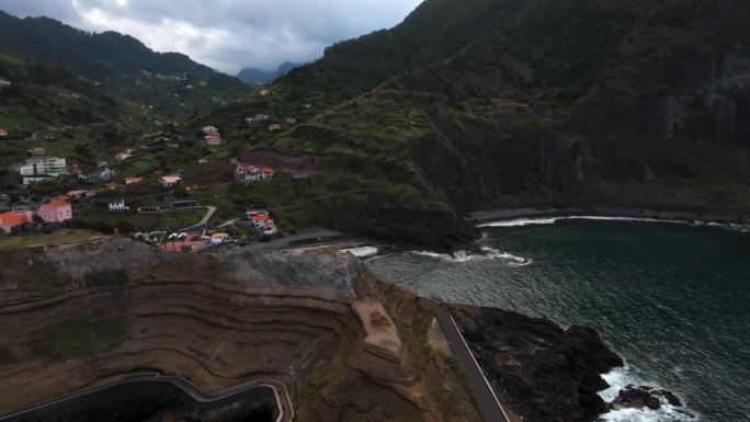 无人机在葡萄牙马德拉岛达克鲁兹港拍摄的画面。风景，大山，巨大的悬崖和海洋拍摄4k