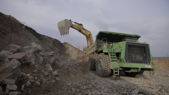 实拍超大挖掘机矿上采矿矿车卡车航拍
