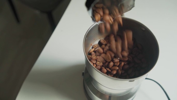 现磨咖啡准备，自制咖啡研磨概念。
