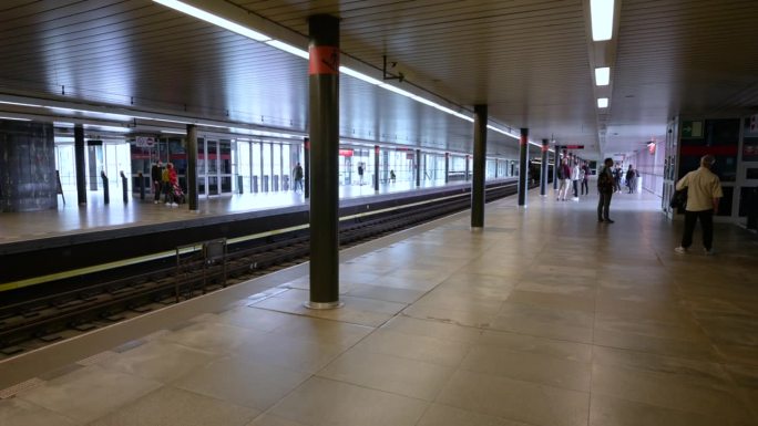 2023年8月4日，捷克共和国布拉格。地铁站内的录像，Vyšehrad停。站台上泛着动静，人们在等火