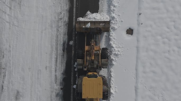 航拍俯瞰威海市双岛湾清雪除冰铲车