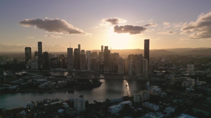 鸟瞰图实时镜头在布里斯班故事桥与拥挤的交通和现代办公大楼在布里斯班河日落时间，布里斯班，昆士兰，澳大